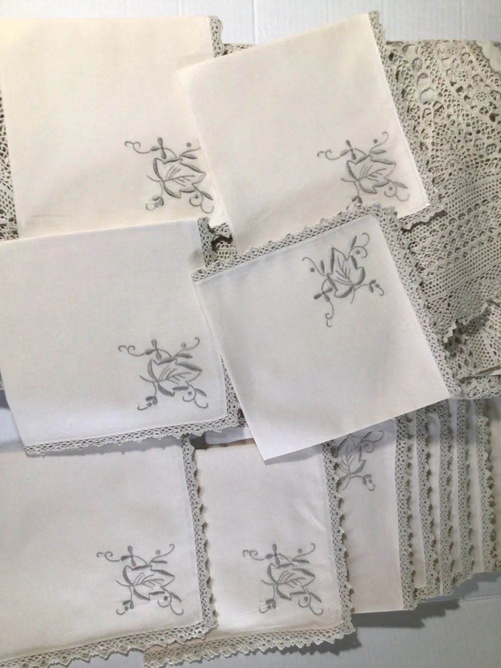 Vintage SWL Linnette 13-Piece Hand-Made Oval Tablecloth Set